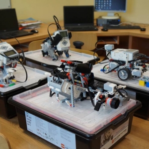 pokaż obrazek - Zestawy MINDSTORMS EV3 wykorzystywane do składania robotów na zajęciach z programowania